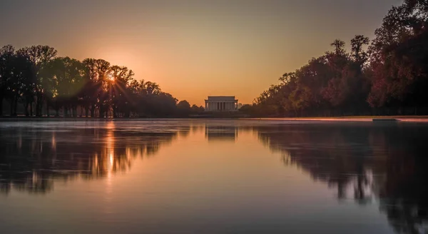 Západ slunce a lincoln memorial odráží ve fondu ve Washingtonu d — Stock fotografie