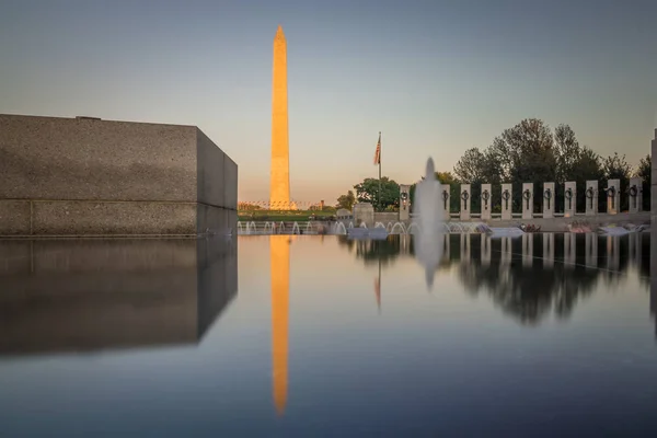 Waszyngton pomnik wieża odzwierciedlające w odblaskowe basen w sunse — Zdjęcie stockowe
