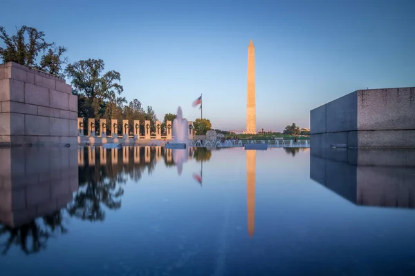 Waszyngton pomnik wieża odzwierciedlające w odblaskowe basen w sunse — Zdjęcie stockowe