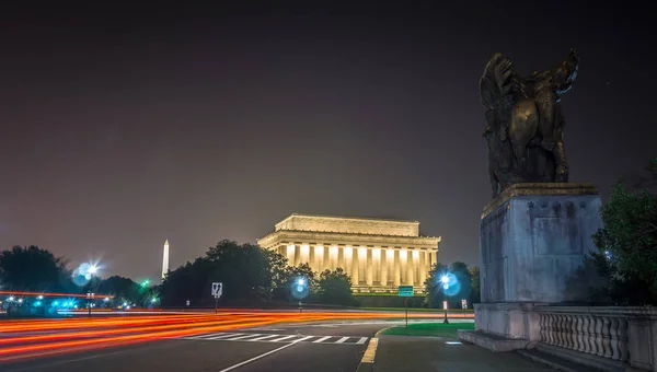 Lincoln monumento memorial com trilhas de carro à noite — Fotografia de Stock