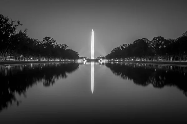 Torre conmemorativa de Washington reflejándose en la piscina reflectante al atardecer — Foto de Stock