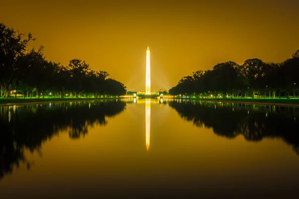 Torre conmemorativa de Washington reflejándose en la piscina reflectante al atardecer — Foto de Stock