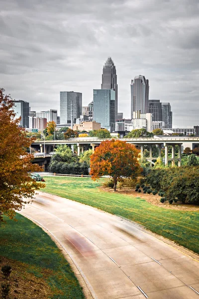 Ciudad de Charlotte norte carolina paisaje urbano durante la temporada de otoño —  Fotos de Stock