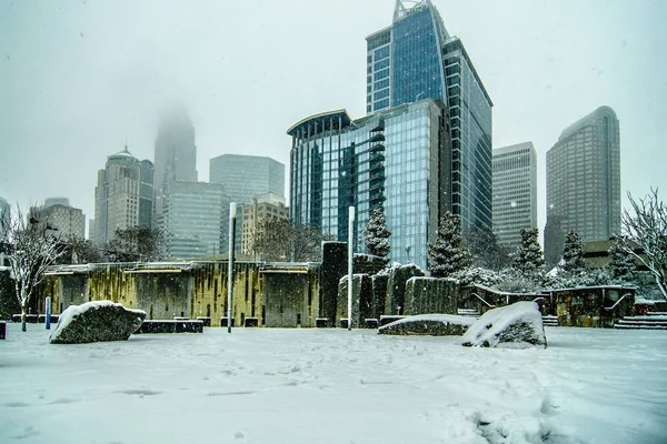 Mistura invernal rara em torno das ruas da cidade de charlotte na Carolina do Norte — Fotografia de Stock