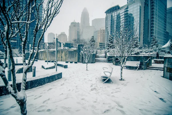 Rara mezcla invernal alrededor de las calles de Charlotte City en Carolina del Norte — Foto de Stock