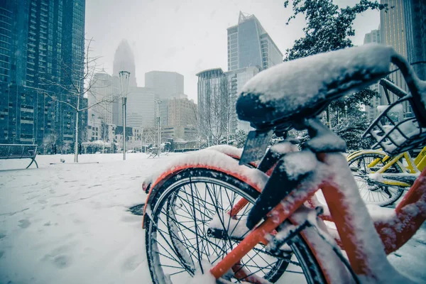 Mistura invernal rara em torno das ruas da cidade de charlotte na Carolina do Norte — Fotografia de Stock