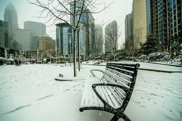 Mistura invernal rara em torno das ruas da cidade de charlotte na Carolina do Norte — Fotografia de Stock