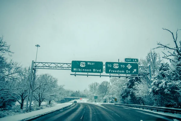 Condizioni meteo nevose intorno all'aeroporto di Charlotte a North Carol — Foto Stock