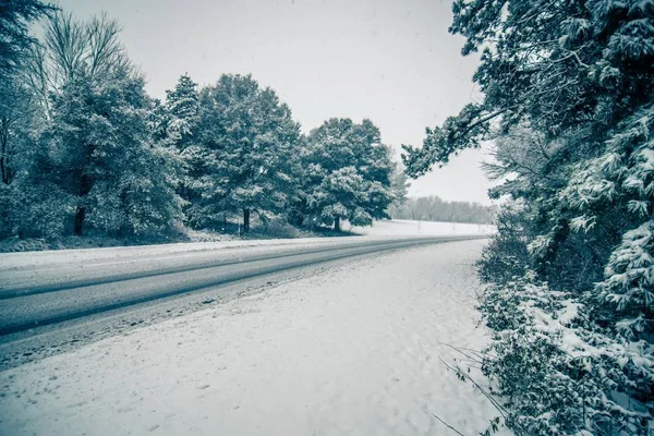 Condiciones meteorológicas nevadas alrededor del aeropuerto de Charlotte en Carolina del Norte —  Fotos de Stock