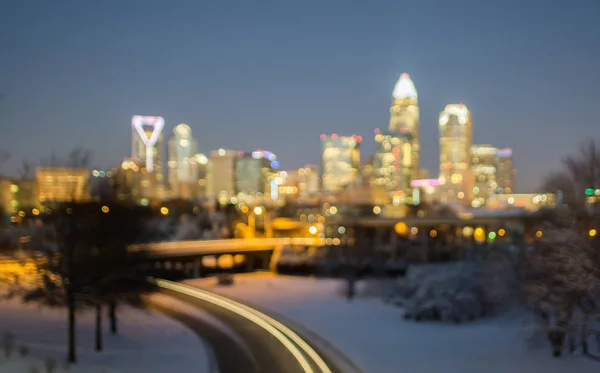 Charlotte nc usa skyline durante y después de la tormenta de nieve de invierno en j — Foto de Stock