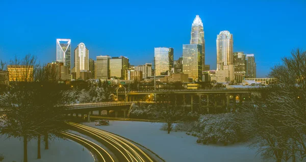 Charlotte nc usa skyline under och efter vintern snöstorm i j — Stockfoto