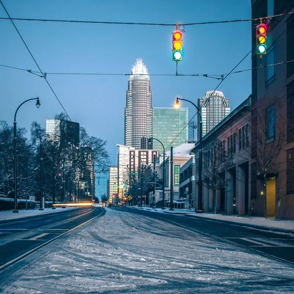 Charlotte nc usa skyline tijdens en na de winter sneeuwstorm in j — Stockfoto