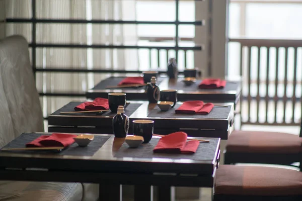 Mesas de cena de restaurante bien configuradas antes de abrir para el cliente —  Fotos de Stock