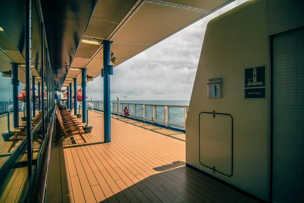 En cubierta de crucero enorme barco de pasajeros de Seattle a Alaska — Foto de Stock