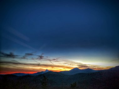 Linville gorge vahşi dağlar gün batımında