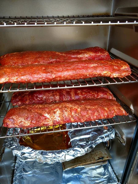 Carne varety em um elétrico bbq fumante — Fotografia de Stock