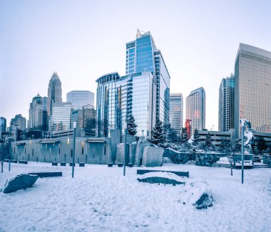 Charlotte nc ABD skyline sırasında ve sonrasında kış kar fırtınası içinde j