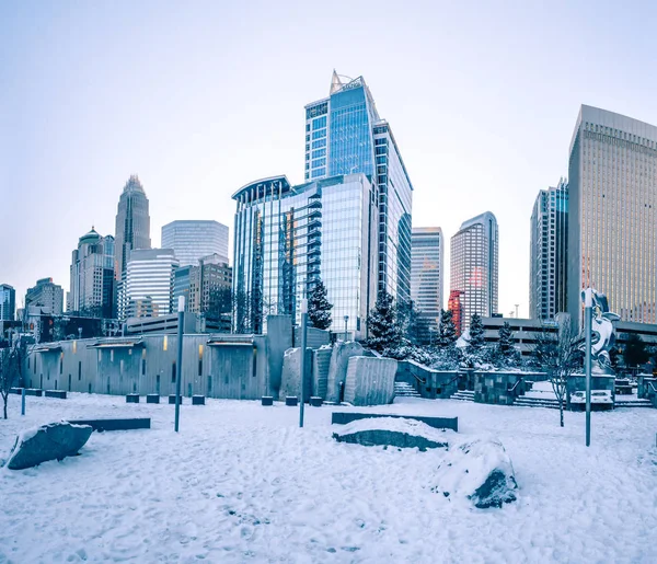 Charlotte nc usa skyline durante y después de la tormenta de nieve de invierno en j — Foto de Stock