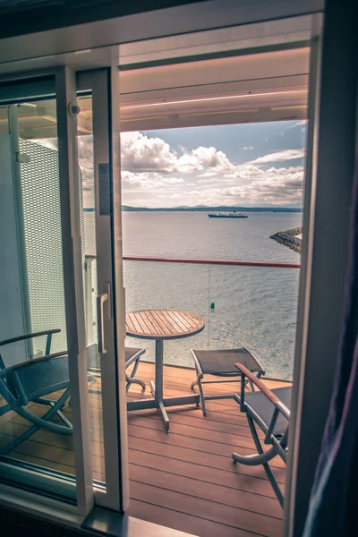 Luminoso crucero habitación de lujo con vista al balcón — Foto de Stock