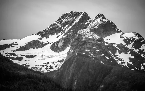 Всередині перехід відкривається вид на гори навколо Кетчікан, Аляска — стокове фото