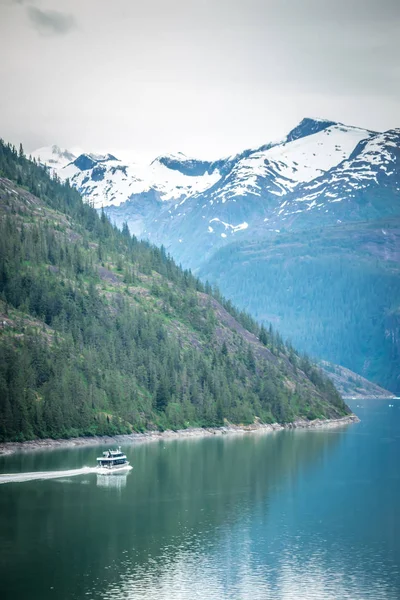 Uitzicht op de bergen rond ketchikan alaska Inside passage — Stockfoto
