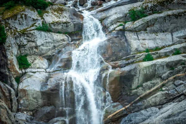 Litet berg vattenfall strömmer i Alaksa berg — Stockfoto