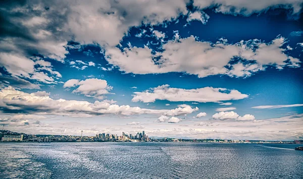 Puerto de Seattle y muelles y alrededores en un día soleado — Foto de Stock
