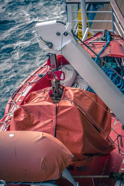 Botes salvavidas naranja unidos a la cubierta del crucero — Foto de Stock