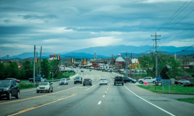 sevierville tennessee Dumanlı dağlar şehre doğru sürüş