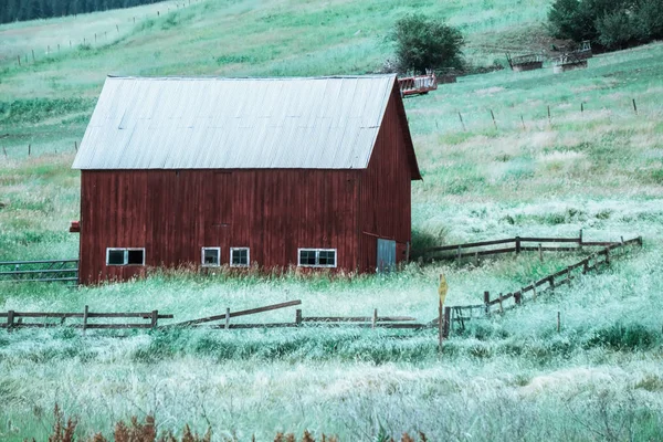 Paisaje con un granero rojo en Montana rural y Montañas Rocosas — Foto de Stock