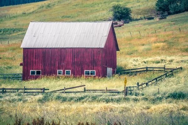 Paisaje con un granero rojo en Montana rural y Montañas Rocosas — Foto de Stock