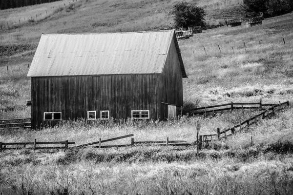 Paysage avec une grange rouge dans le Montana rural et les montagnes Rocheuses — Photo