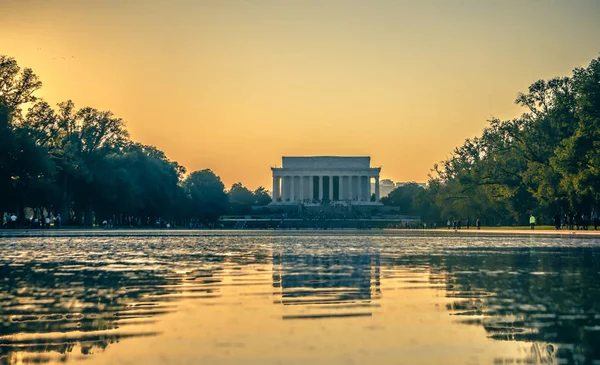 Lincoln memorial landmark bij zonsondergang in washington dc — Stockfoto
