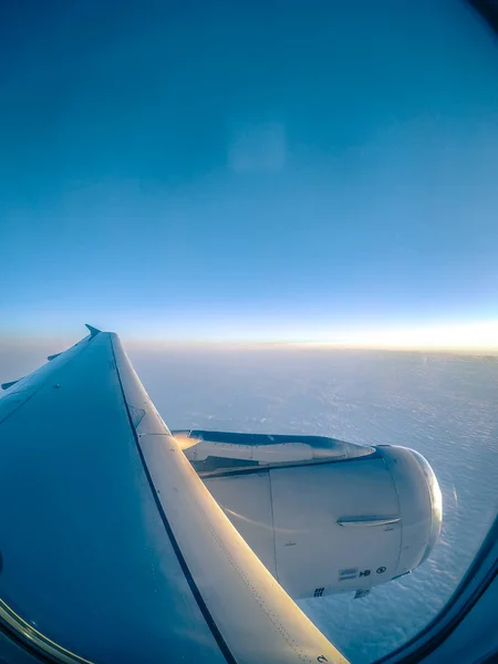 Olhando para a janela do avião e voando acima das nuvens — Fotografia de Stock