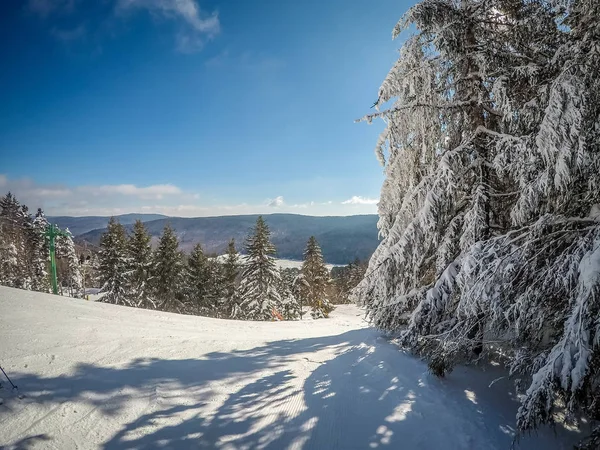 Schöner sonniger Tag am Hang des Schneeschuhberges im Westen — Stockfoto