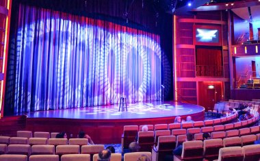 konferans salonu ve ışıklar başlayamayacağı kadar göstermek için hazırlanan s cruise
