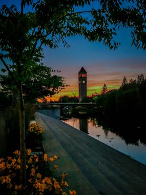 Spokane Nehri nehir kenarında park Saat Kulesi ile