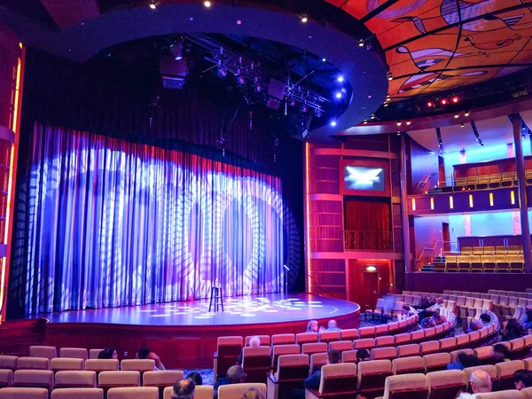 Auditorium and lights prepared for the show to begin on cruise s — Stock Photo, Image