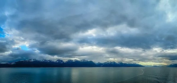 Alaska mavi gökyüzü arka plan üzerinde deniz manzarası ve dağ manzarası — Stok fotoğraf