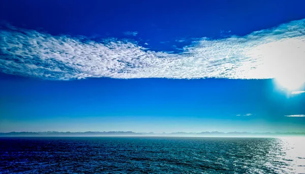 Paysage marin et paysage de montagne sur fond de ciel bleu en Alaska — Photo