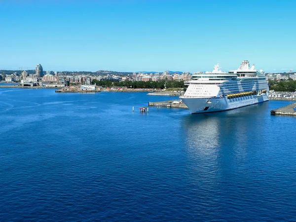 Cruise schip en victoria bc skyline — Stockfoto