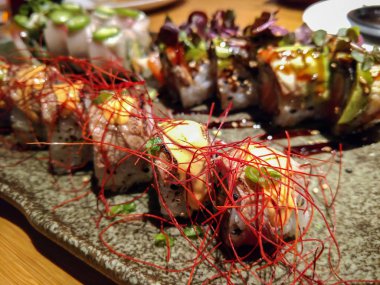 Japon suşi ve sushimi'si restoran yemek masası üzerinde