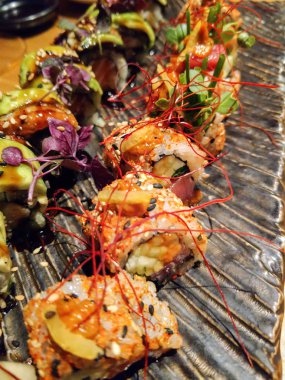 Japon suşi ve sushimi'si restoran yemek masası üzerinde