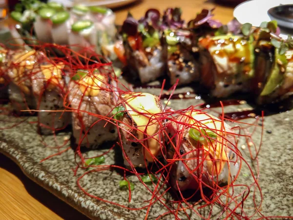 Japoński sushi i sushimi na stole w restauracji — Zdjęcie stockowe