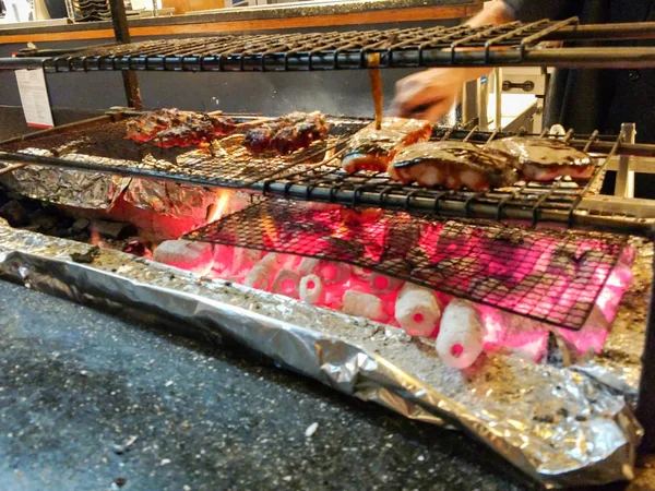 Parrilla de ladrillos calientes en el restaurante japonés en el restaurante de lujo — Foto de Stock