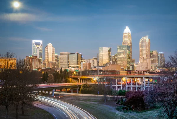 Amanecer temprano en la mañana sobre Charlotte NC con la luna en el fondo — Foto de Stock