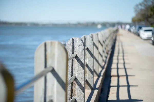 Guear spoor en veiligheid hek langs de haven pier in de haven — Stockfoto