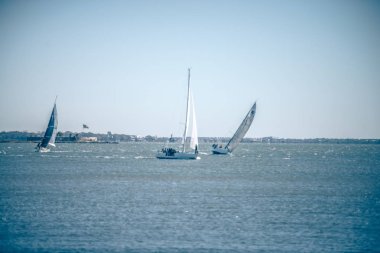 guear demiryolu ve güvenlik çit boyunca Limanı iskele bağlantı noktası