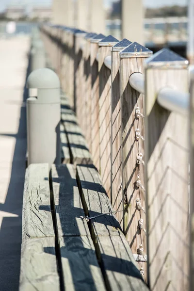 Guear järnväg och säkerhet staket längs hamnen piren i hamnen — Stockfoto