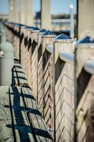 Guear spoor en veiligheid hek langs de haven pier in de haven — Stockfoto